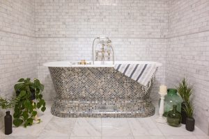 Windsor Bathtub with Blue/Grey Pearl Mosaic Exterior